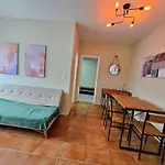 Ap 01 dorm próx de tudo! Móveis sala/quarto novos. 400m da praia da Enseada!