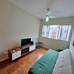 Ap 01 dorm próx de tudo! Móveis sala/quarto novos. 400m da praia da Enseada!