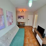 Ap 01 dorm próx de tudo! Móveis sala/quarto novos. 400m da praia da Enseada!